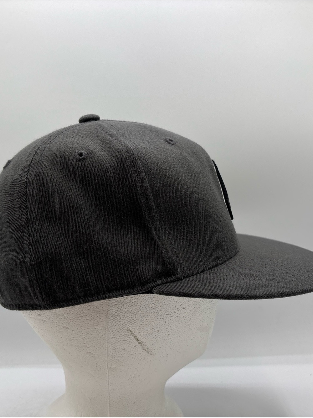 Volcom 210 Fitted Hat Flexfit Men’s Grey S/M 6 7/8 - 7 1/4 Stone Logo Flat Bill - Picture 5 of 9